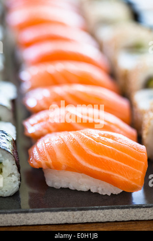 Nahaufnahme der gesunde frisch zubereitete Sushi Rollen Stockfoto
