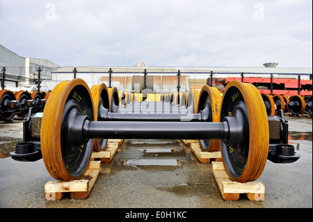 Neue Eisenbahnräder auf der Produktionsstraße Stockfoto