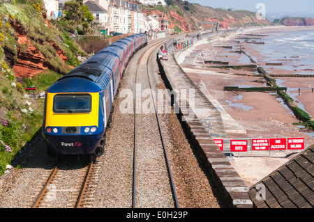 Vorbei an der neu eröffneten Abschnitt der Ufermauer in Dawlish erste Great Western-high-Speed-Personenzug Stockfoto