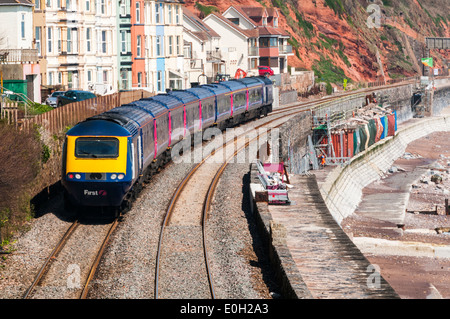 Vorbei an der neu eröffneten Abschnitt der Ufermauer in Dawlish erste Great Western-high-Speed-Personenzug Stockfoto