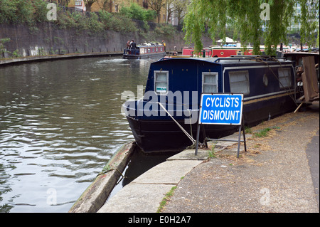 Radfahrer-Abgang melden Sie auf einem Kanal Leinpfad auf der Regents Canal, London, England, UK. Stockfoto