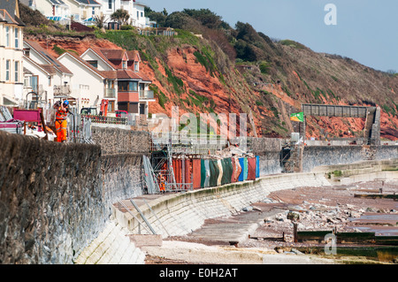 Der laufende Baustelle in Dawlish Reparatur der Schäden an der Ufermauer durch die Winterstürme Stockfoto