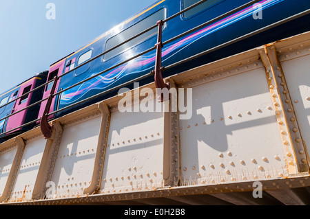 Nach oben auf eine First Great Western Zug vorbei über die Eisenbahnbrücke neben Dawlish Bahnhof Stockfoto