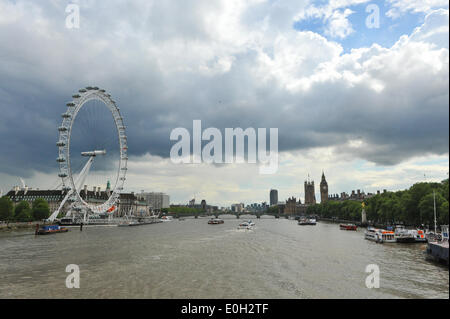 Themse, London, UK. 13. Mai 2014. Blick in Richtung Westminster als eine Wetterfront geht über der Stadt auf einen Tag voller Sonnenschein und Duschen. Meteorologen sagen, dass das Vereinigte Königreich wird wärmer und sonniger Wetter bis Ende der Woche zu erleben. Bildnachweis: Matthew Chattle/Alamy Live-Nachrichten Stockfoto