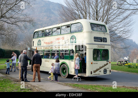 Klassische alte Doppeldecker-Bus eingestellt als ein Alter 70 Geburtstags-special in Glenridding, Cumbria, England, UK, Großbritannien Stockfoto