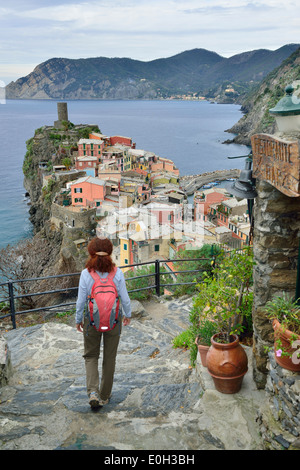 Frau zu Fuß auf den Weg zu Vernazza, Mittelmeer im Hintergrund, Vernazza, Cinque Terre, Nationalpark Cinque Terr Stockfoto