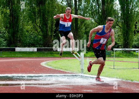 Leichtathletik, Männer Hindernislauf auf Vereinsebene, UK Stockfoto