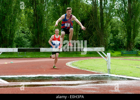 Leichtathletik, Männer Hindernislauf auf Vereinsebene, UK Stockfoto