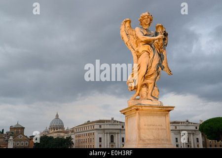 Engel auf der Aelian Brücke, Ponte Sant'Angelo, mit den Petersdom im Hintergrund, UNESCO World Heritage Site Rom, R Stockfoto