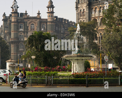Indien, Mumbai, Colaba, Brunnen fließt auf S P Mukherjee Chowk Verkehrsinsel Stockfoto