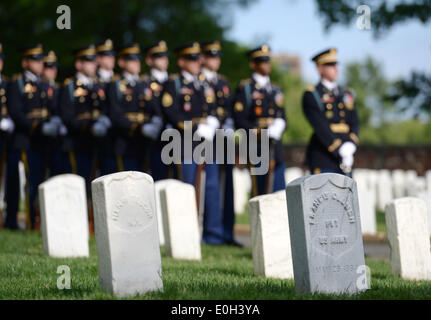 Washington, DC, USA. 13. Mai 2014. Soldaten der Ehrenwache an einem Festakt zum 150. Jahrestag der Arlington National Cemetery in Arlington, Virginia, USA, am 13. Mai 2014 teilnehmen. Bildnachweis: Yin Bogu/Xinhua/Alamy Live-Nachrichten Stockfoto