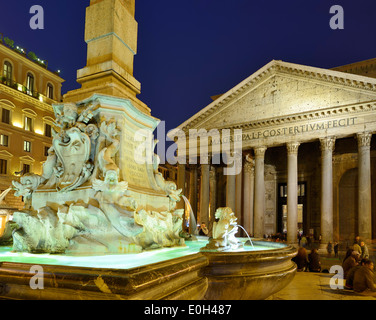 Brunnen auf der Piazza della Rotonda mit Pantheon in der Nacht beleuchtet, UNESCO World Heritage Site Rom, Rom, Latium, Lazio, Ital Stockfoto