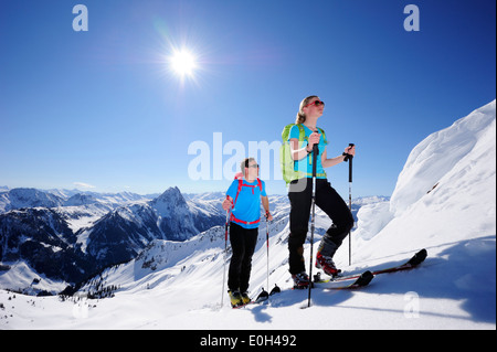 Zwei Backcountry Skifahrer zum Brechhorn, Grosser Rettenstein im Hintergrund, Kitzbüheler Alpen, Tirol, Österreich Stockfoto