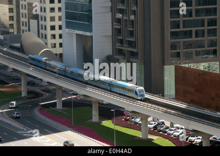 Ein Zug auf die rote Linie der Dubai Metro verkehrt zwischen Emirates Towers Station und Financial Centre Station in Dubai. Stockfoto