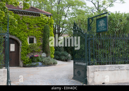 Die Räumlichkeiten des Domaine La Croix Belle, Winzer, in das Languedoc Puissalicon, Süden von Frankreich. Stockfoto