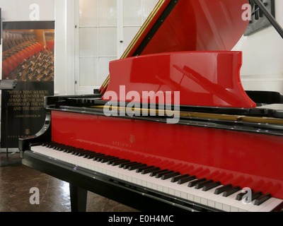 Red Piano Steinway und Sons Showroom, NYC, USA Stockfoto