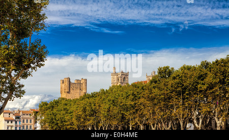 Blick auf die Türme der Kathedrale in Narbonne in Südfrankreich Stockfoto