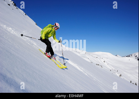 Weibliche Backcountry Skifahrer Ski Alpin vom Brechhorn, Kitzbüheler Alpen, Tirol, Österreich Stockfoto