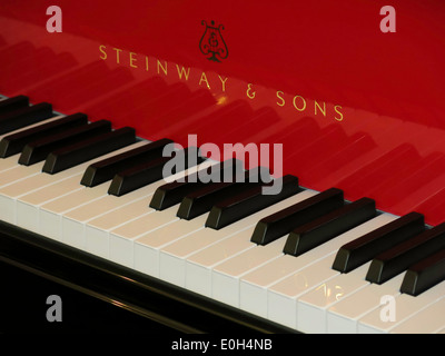 Red Piano Steinway und Sons Showroom, NYC, USA Stockfoto