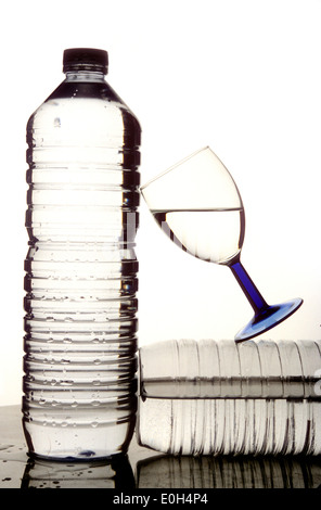 Kunststoff-Flaschen Wasser Stockfoto
