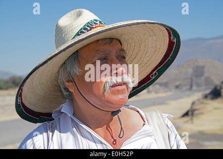 Mexikanische Mann Porträt im Profil mit Schnurrbart und Sombrero Teotihuacan-Mexikos Stockfoto