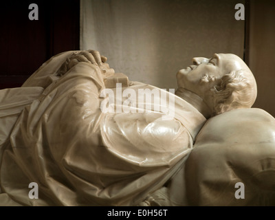 Indien, Mumbai, St. Thomas Kathedrale, Marmor Bildnis Denkmal rechts Revd Thomas Carr, erster Bischof von Bombay, starb 1859 Stockfoto