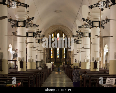 Indien, Mumbai, Fort Bezirk, St Thomas Cathedral, Interieur, Kirchenschiff mit Menschen beten Stockfoto
