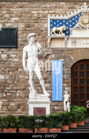 Kopie der David-Statue von Michelangelo vor dem Palazzo Vecchio, Piazza della Signoria, Florenz, Toskana, Italien, Europ Stockfoto