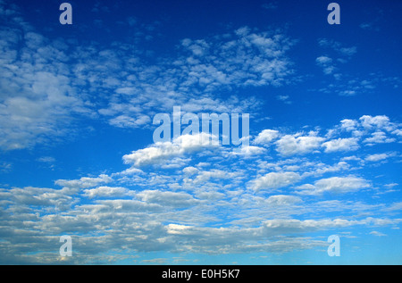 Blauer Himmel mit Wolken Stockfoto
