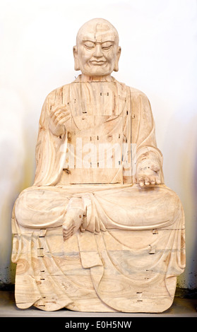 Hölzerne Buddha im Gebet auf weißem Hintergrund Stockfoto