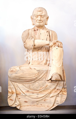 Hölzerne Buddha im Gebet auf weißem Hintergrund Stockfoto