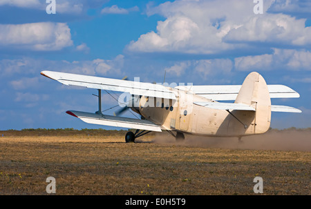 Altes Flugzeug hebt ab auf dem Feld Stockfoto