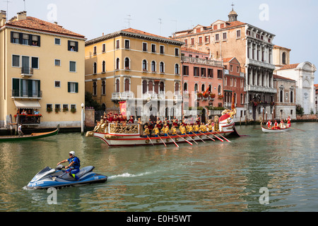 Historische Ruderregatta auf dem Canal Grande, Venedig, Venetien, Italien, Europa Stockfoto