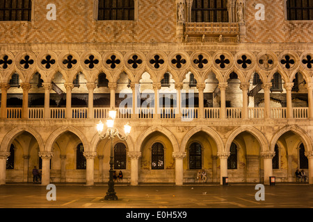 Alte Procuracies auf dem Markusplatz bei Nacht, Venedig, Venetien, Italien, Europa Stockfoto