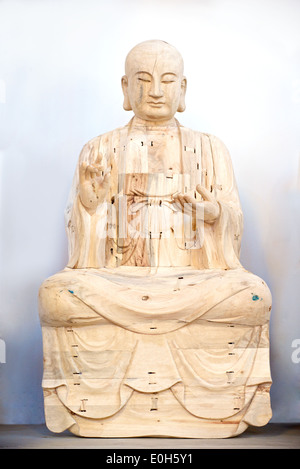 Hölzerne Buddha im Gebet auf weißem Hintergrund Stockfoto