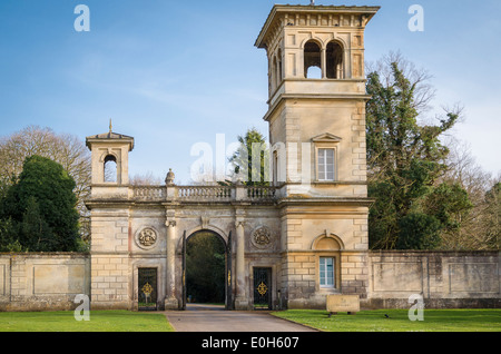 Eingang zum Bowood in Derry Hill Calne UK Stockfoto