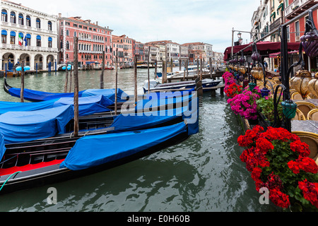 Gondeln und Restaurant am Canal Grande, Venedig, Venetien, Italien, Europa Stockfoto