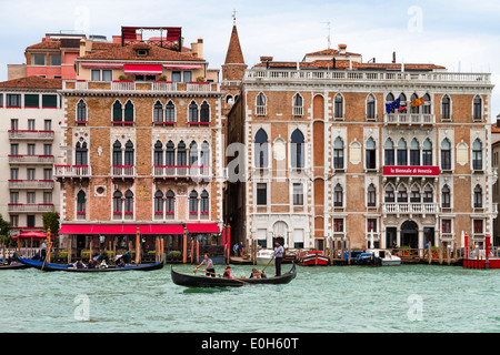 Gondeln und Hotel am Canal Grande, Venedig, Venetien, Italien, Europa Stockfoto