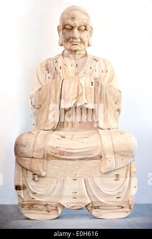 Hölzerne Buddha im Gebet auf weißem Hintergrund Stockfoto