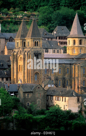 DieAbbatiale Sainte Foy / St. Foy Abteikirche auf dem Jakobsweg in Conques, Aveyron, Midi-Pyrenäen, Frankreich Stockfoto