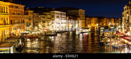 Der Canal Grande, Blick von der Rialto-Brücke in südwestlicher Richtung in der Nacht, Venedig, Venetien, Italien, Europa Stockfoto