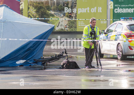 London, UK. 13. Mai 2014. Radfahrer stirbt nach Kollision mit einem LKW Kredit im Elephant and Castle: Zefrog/Alamy Live News Stockfoto