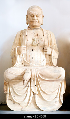 Hölzerne Buddha im Gebet auf weißem Hintergrund Stockfoto