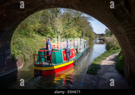 Schmale Boot mit Passagieren auf dem Kennet & Avon Kanal in Devizes, UK Stockfoto