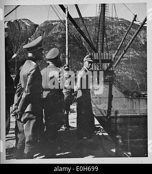 Dieses Bild zeigt Namsos in Norwegen während des Zweiten Weltkriegs. Die Stadt spielte eine wichtige Rolle beim norwegischen Widerstand und der deutschen Besatzung, insbesondere während der Invasion von 1940. Das Foto zeigt die Auswirkungen des Krieges auf die norwegische Infrastruktur und das tägliche Leben. Stockfoto