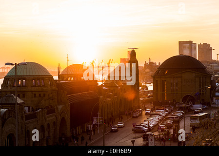 Sonnenuntergang über den alten Elbtunnel und die Landungsbrücken am Hafen, Hamburg, Deutschland Stockfoto