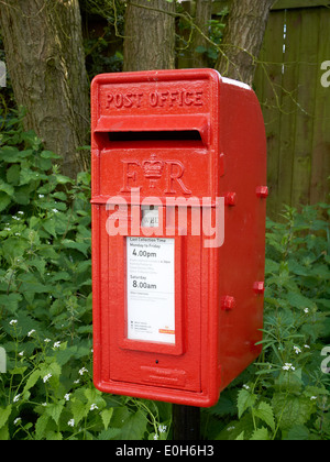 Traditionellen roten Briefkasten in die Landschaft von Cheshire UK Stockfoto