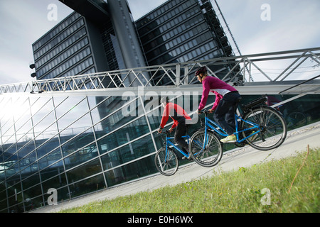 Paar, e-Fahrrad, München, Bayern, Deutschland Stockfoto