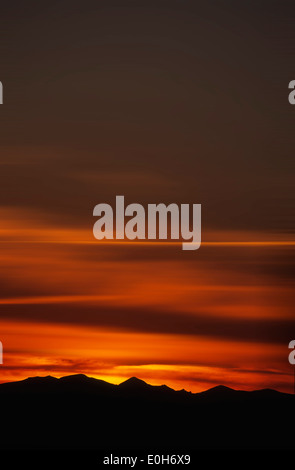 Silhouette des Berges Puy du Sancy bei Sonnenuntergang mit rotem Himmel, Bergkette, Frankreich Stockfoto