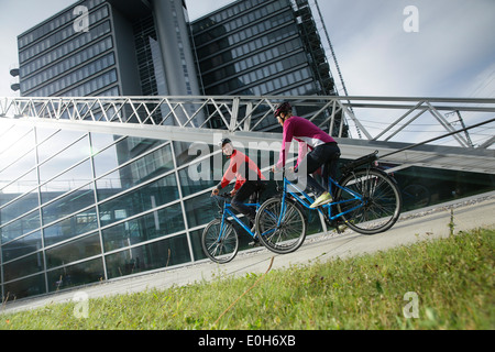 Paar, e-Fahrrad, München, Bayern, Deutschland Stockfoto